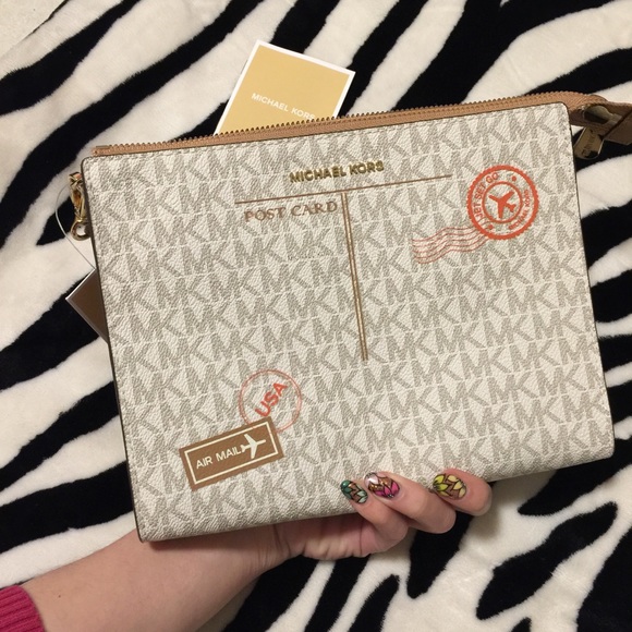 Michael Kors Handbags - SOLD **Michael Kors Clutch 💌✈️